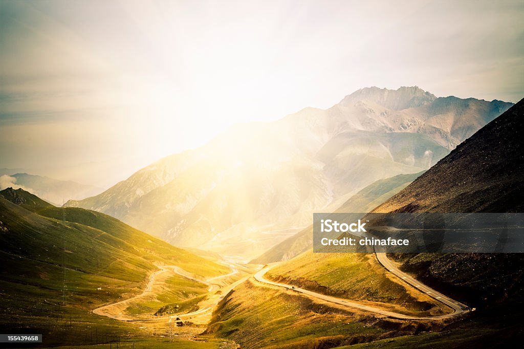 Estrada sinuosa na montanha - Foto de stock de Horizontal royalty-free