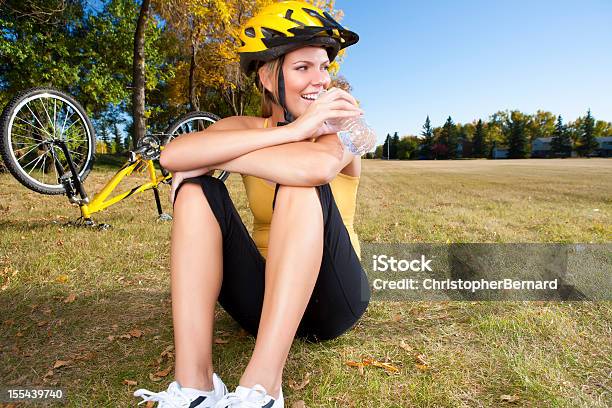 Lächelnd Weibliche Bikertrinkwasser Stockfoto und mehr Bilder von Radfahren - Radfahren, Trinken, 20-24 Jahre
