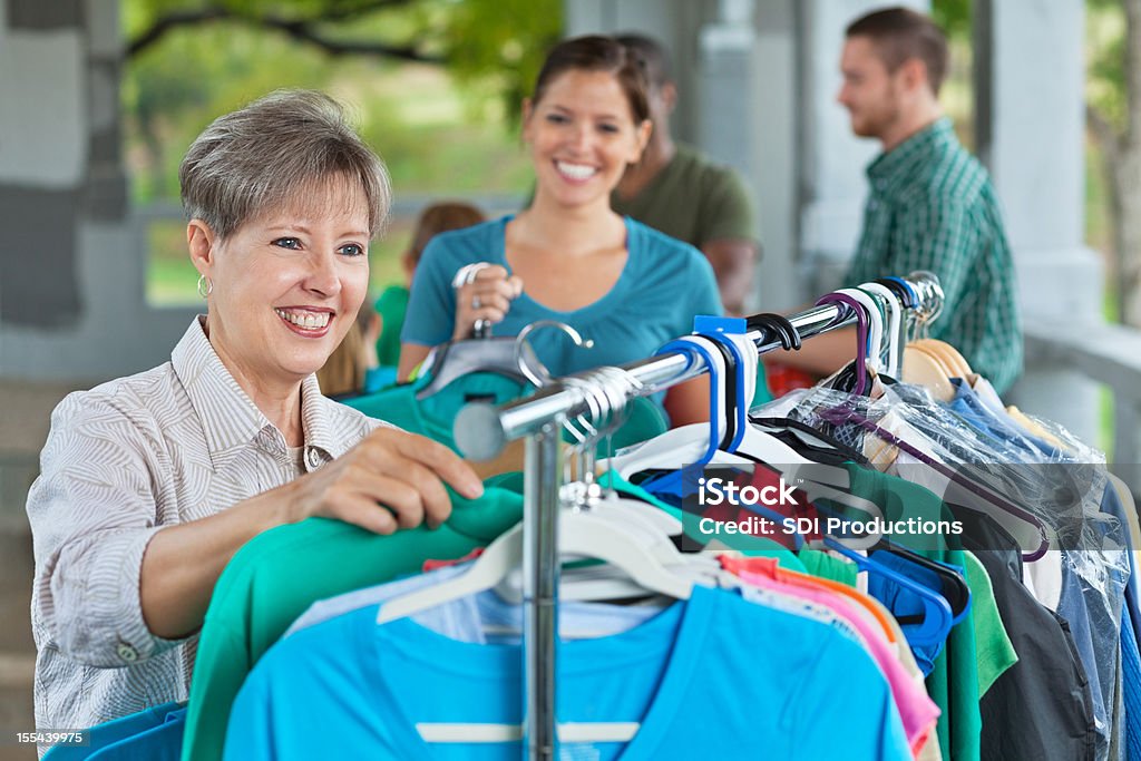 Senior adulte femme Boutiques de vente extérieur - Photo de Brocante non professionnelle libre de droits