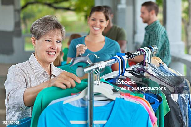 Photo libre de droit de Senior Adulte Femme Boutiques De Vente Extérieur banque d'images et plus d'images libres de droit de Brocante non professionnelle - Brocante non professionnelle, Femmes, Vide-grenier