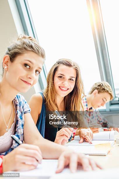 Gruppo Di Studenti Imparare Insieme - Fotografie stock e altre immagini di Adolescente - Adolescente, Adulto, Allegro