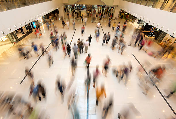 pessoas a caminhar em compras - busy imagens e fotografias de stock