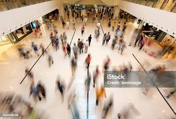 Pessoas A Caminhar Em Compras - Fotografias de stock e mais imagens de Centro Comercial - Centro Comercial, Comércio - Consumismo, Fazer Compras