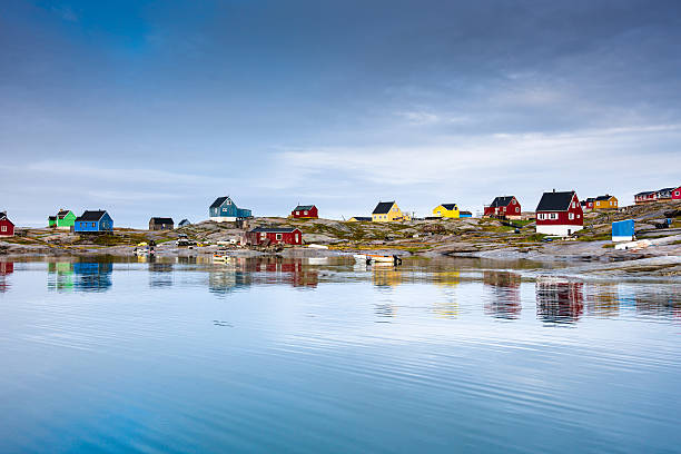 rodebay oqaatsut урегулирования, гренландия - greenland inuit house arctic стоковые фото и изображения