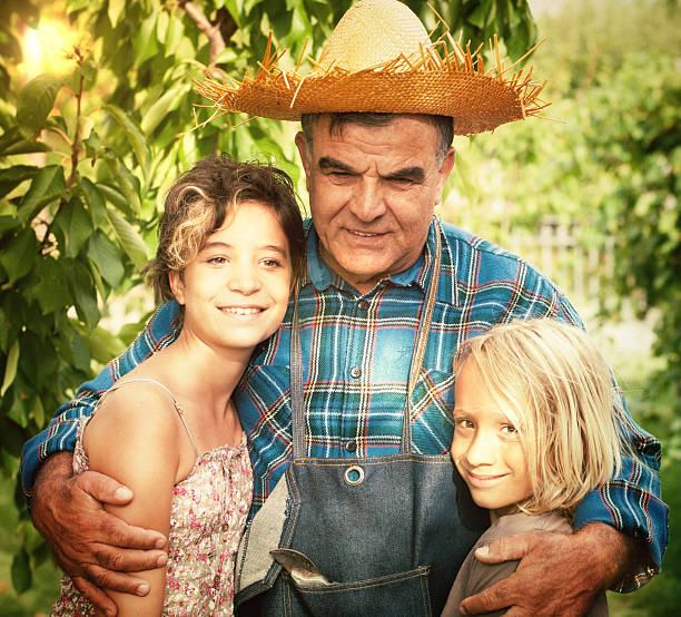 nonno agricoltore combinando i suoi nipoti - casual granddaughter farmer expressing positivity foto e immagini stock