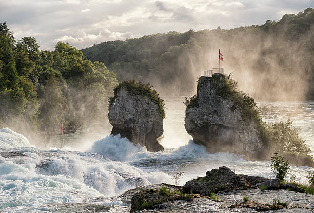 chutes du rhin, schaffhausen, suisse - rhine falls photos et images de collection