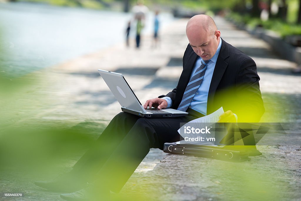 Hombre de negocios con ordenador portátil - Foto de stock de 35-39 años libre de derechos