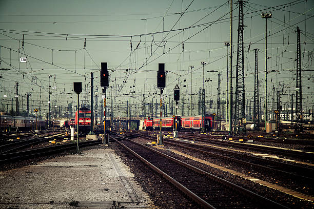 rails, titres et le train à la gare centrale de francfort - stoplight cross processed railroad track equipment photos et images de collection