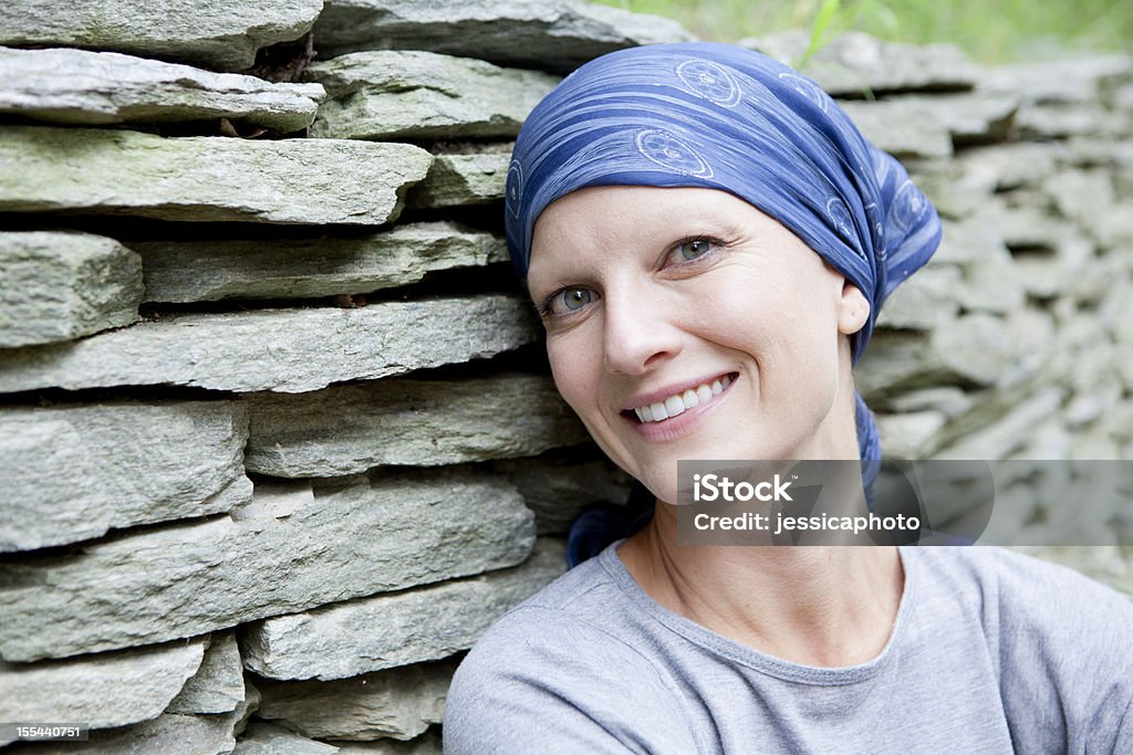 Mulher sorridente com o câncer - Foto de stock de Câncer - Tumor royalty-free