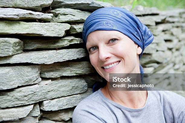 Foto de Mulher Sorridente Com O Câncer e mais fotos de stock de Câncer - Tumor - Câncer - Tumor, Mulheres, Só Uma Mulher
