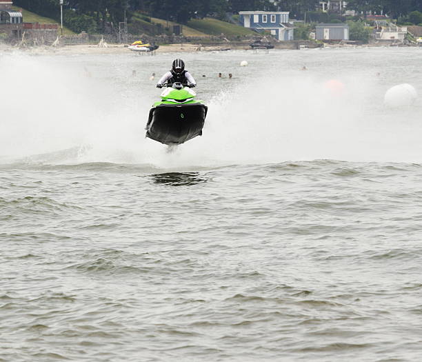 łódź z napędem odrzutowym waverunner powietrzu - wake jet boat water water sport zdjęcia i obrazy z banku zdjęć