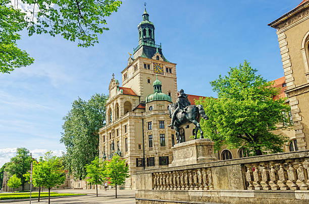 streetview luitpold prinzregent の像とミュンヘンのバイエルン国立博物館 - streetview ストックフォトと画像