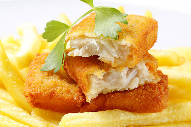 peixe empanado frito com batatas fritas - cod fillet fried prepared fish - fotografias e filmes do acervo