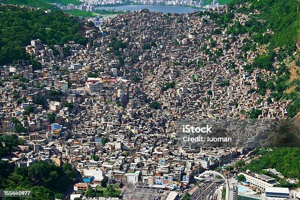 Favela Rocinha A Rio De Janeiro - Fotografie stock e altre immagini di Accanto - Accanto, Albero, Ambientazione esterna