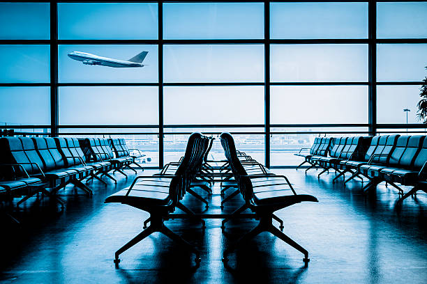 terminal de aeropuerto - airport interior fotografías e imágenes de stock