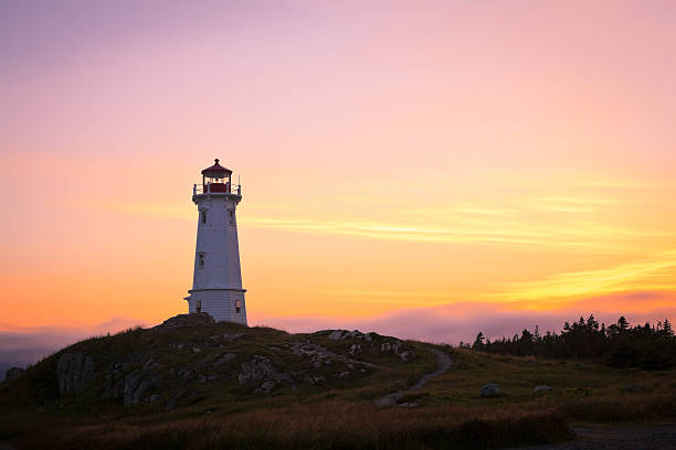 sol de verano en louisbourg faro - louisbourg fotografías e imágenes de stock