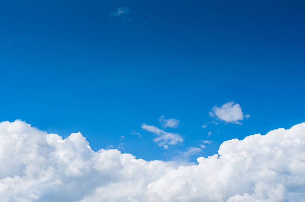 drammatico cielo nuvoloso - cloud cloudscape sky aerial view foto e immagini stock