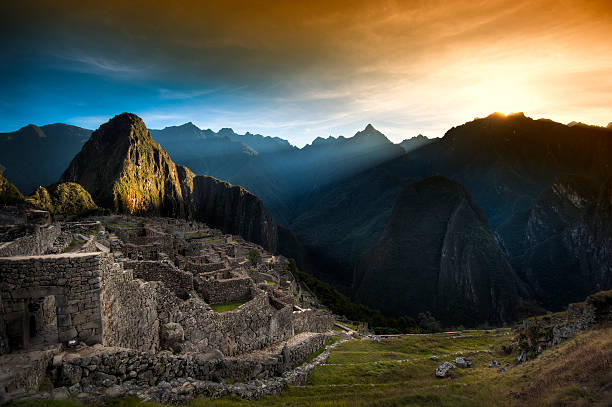 lever du soleil sur le machu picchu - machu picchu photos et images de collection