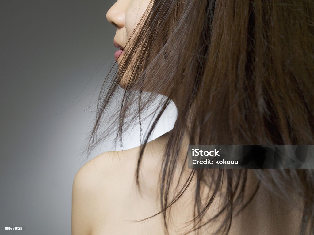 Kobieta z Brązowe-Farbowane włosy, którzy się do szerokości - Zbiór zdjęć royalty-free (Ludzkie włosy)