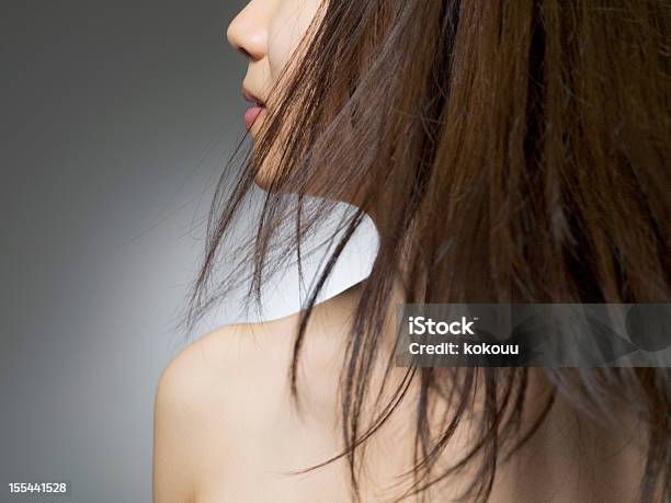 Kobieta Z Brązowefarbowane Włosy Którzy Się Do Szerokości - zdjęcia stockowe i więcej obrazów Ludzkie włosy