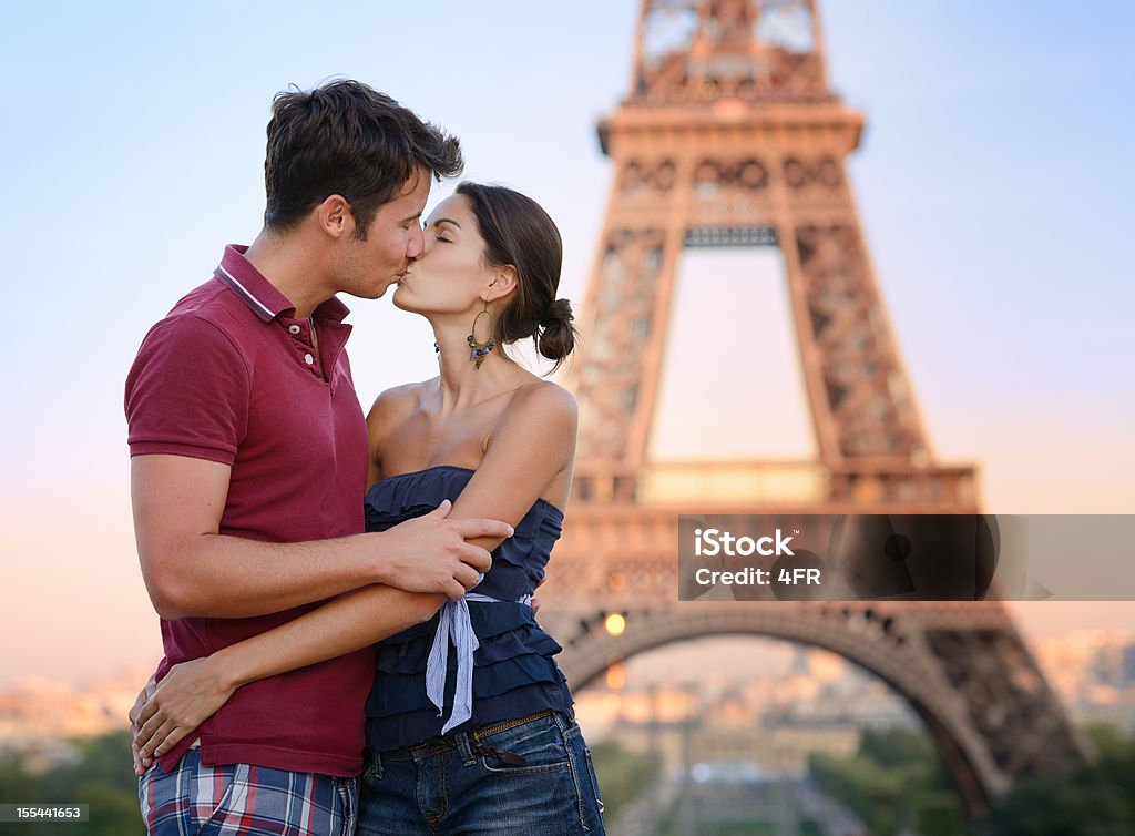 Amo Paris, de casal beijando, Torre Eiffel, França - Foto de stock de Casal royalty-free