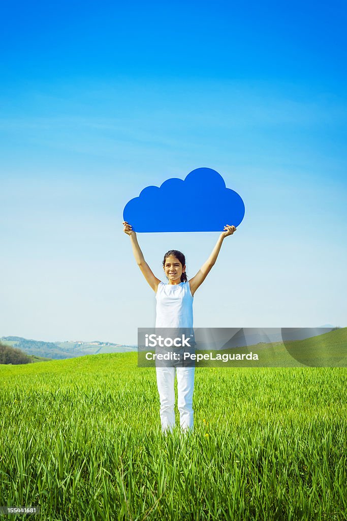 Jovem Menina segurando a nuvem azul - Royalty-free Campo agrícola Foto de stock