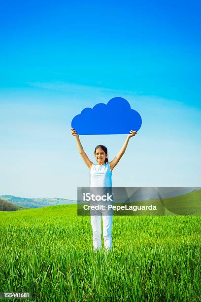 Jovem Menina Segurando A Nuvem Azul - Fotografias de stock e mais imagens de Campo agrícola - Campo agrícola, Céu claro, Raparigas