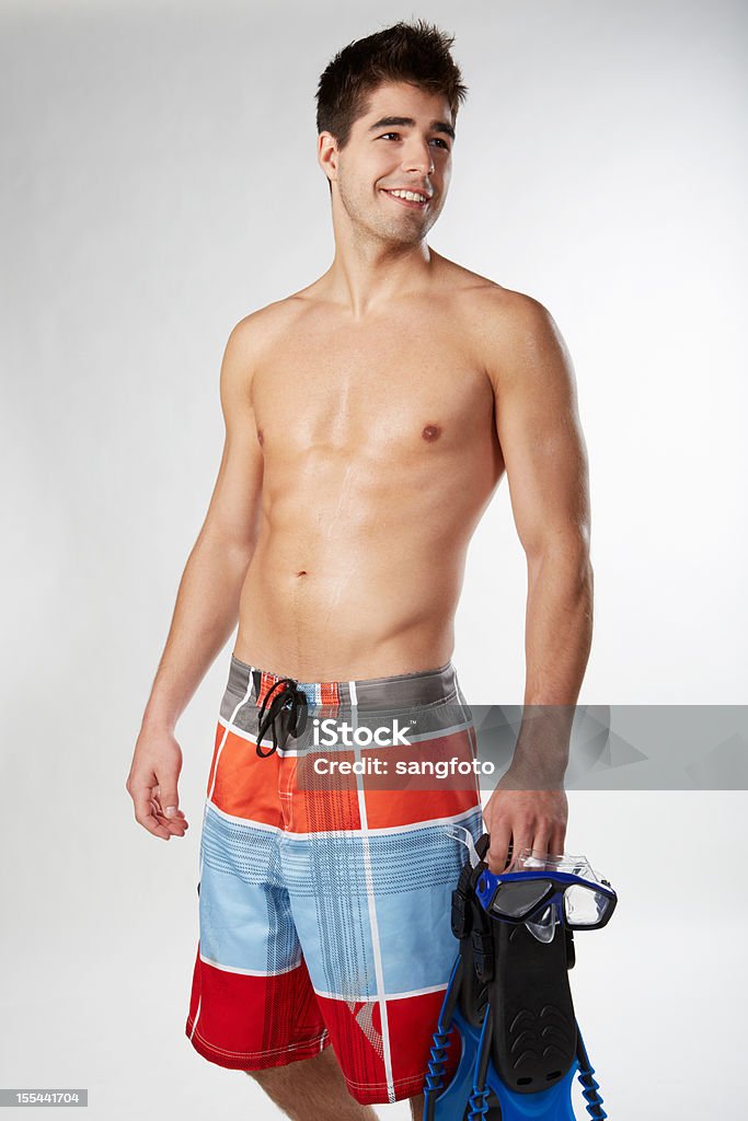 上半身裸のあるハンサムな男性 trunks ひと泳ぎ、シュノーケリング用具を持って笑う - あごヒゲのロイヤリティフリーストックフォト