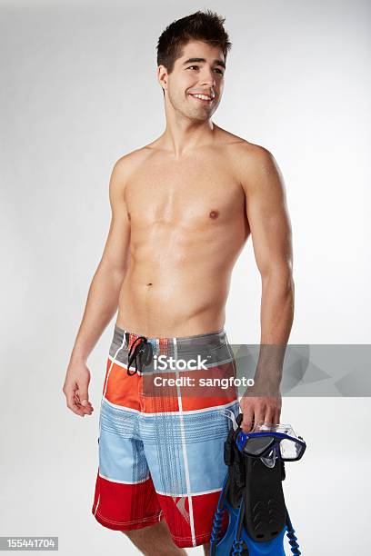 上半身裸のあるハンサムな男性 Trunks ひと泳ぎシュノーケリング用具を持って笑う - あごヒゲのストックフォトや画像を多数ご用意 - あごヒゲ, カラー画像, サーフパンツ