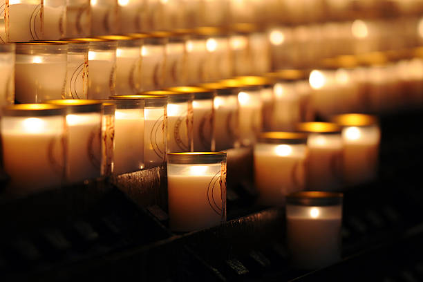 bougies-xl - candle memorial vigil praying candlelight photos et images de collection