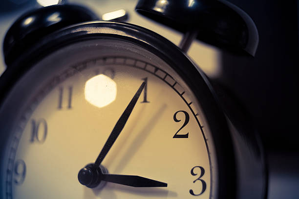 reloj despertador - sleeping insomnia alarm clock clock fotografías e imágenes de stock