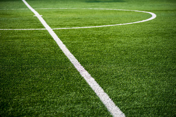 fünf-gegen-fünf-fußball-spiel - soccer field soccer grass green stock-fotos und bilder