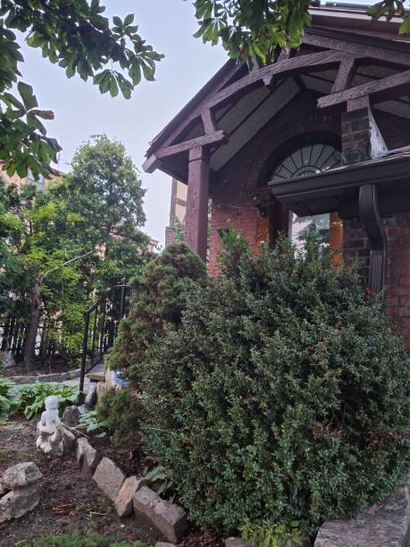 istock Old New York house surrounded by greenery 1554420924