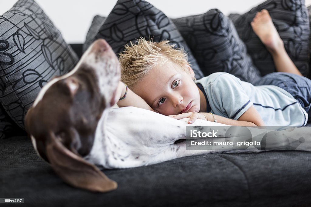 Jeune garçon Allongé sur le canapé avec son chien - Photo de 2000-2009 libre de droits