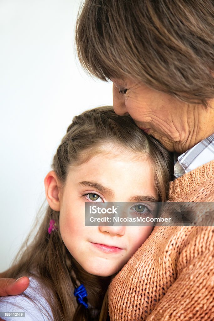 Спокойная девочка hugged ее бабушка крупный план - Стоковые фото 70-79 лет роялти-фри