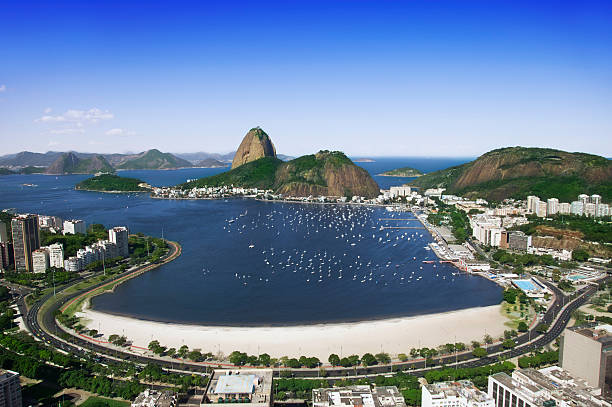 sugarloaf und botafogo-strand in rio - rio de janeiro sugarloaf mountain beach urca stock-fotos und bilder