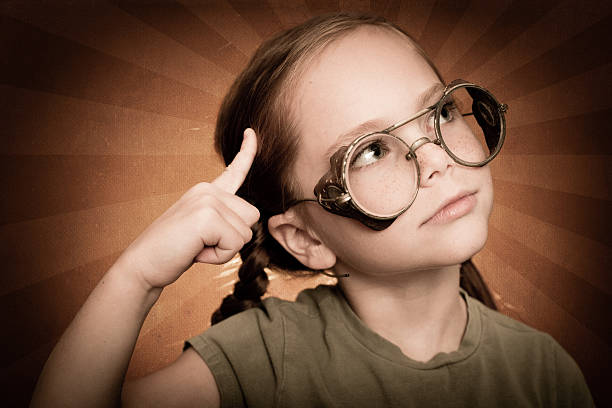 penser petite fille aux cheveux rouge, porte des lunettes steampunk - elementary age focus on foreground indoors studio shot photos et images de collection