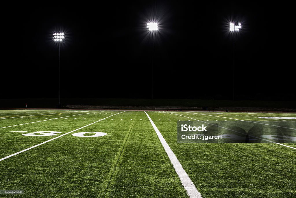 Campo de futebol, à noite - Foto de stock de Campo de Futebol Americano royalty-free