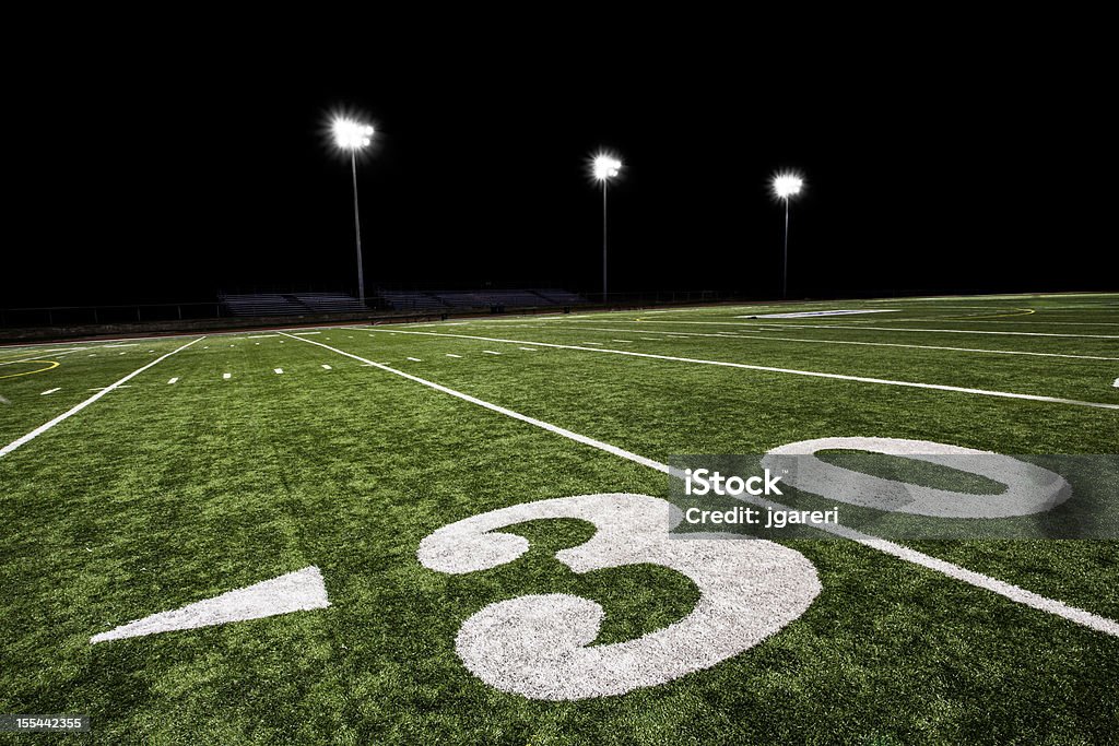 Campo de futebol, à noite - Foto de stock de Campo de Futebol Americano royalty-free