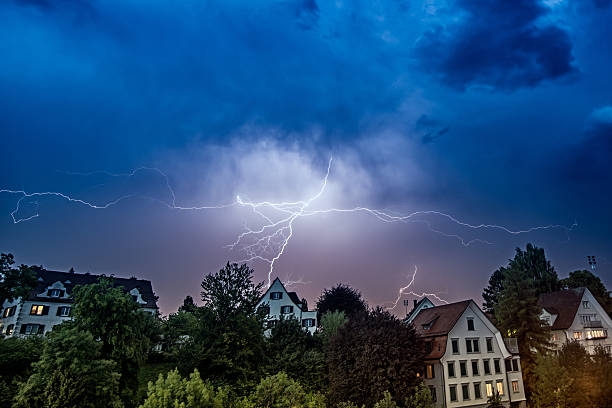 temporale e thunderbolt su case in svizzera - lightning house storm rain foto e immagini stock