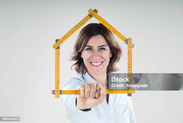 House - Fotografias de stock e mais imagens de 30-39 Anos - 30-39 Anos, Adulto, Adulto de idade mediana