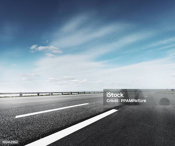 Highway Stockfoto und mehr Bilder von Straßenverkehr - Straßenverkehr, Fernverkehr, Mehrspurige Strecke