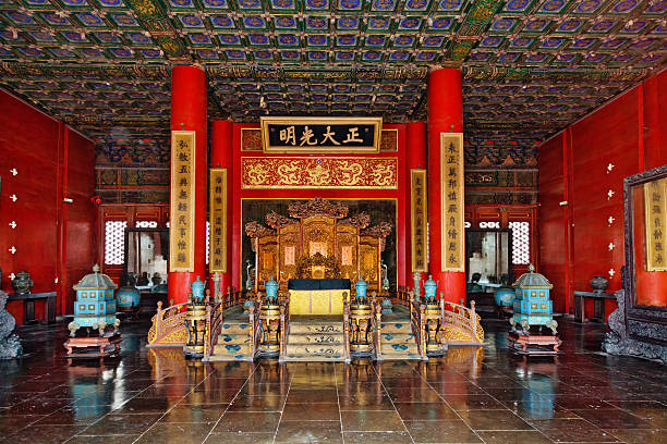 трон в дворец в запретный город - palace entrance hall indoors floor стоковые фото и изображения