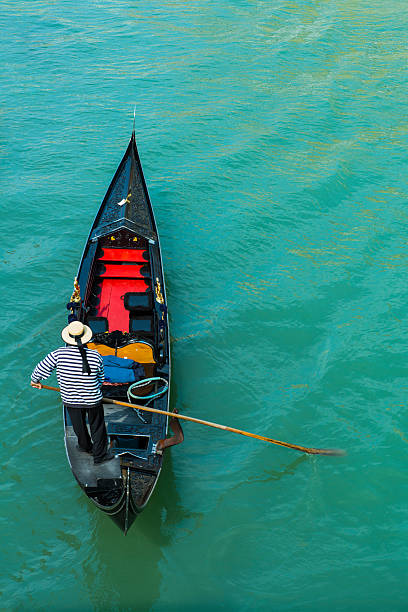 típica gôndola em veneza-itália - men gondolier people activity imagens e fotografias de stock