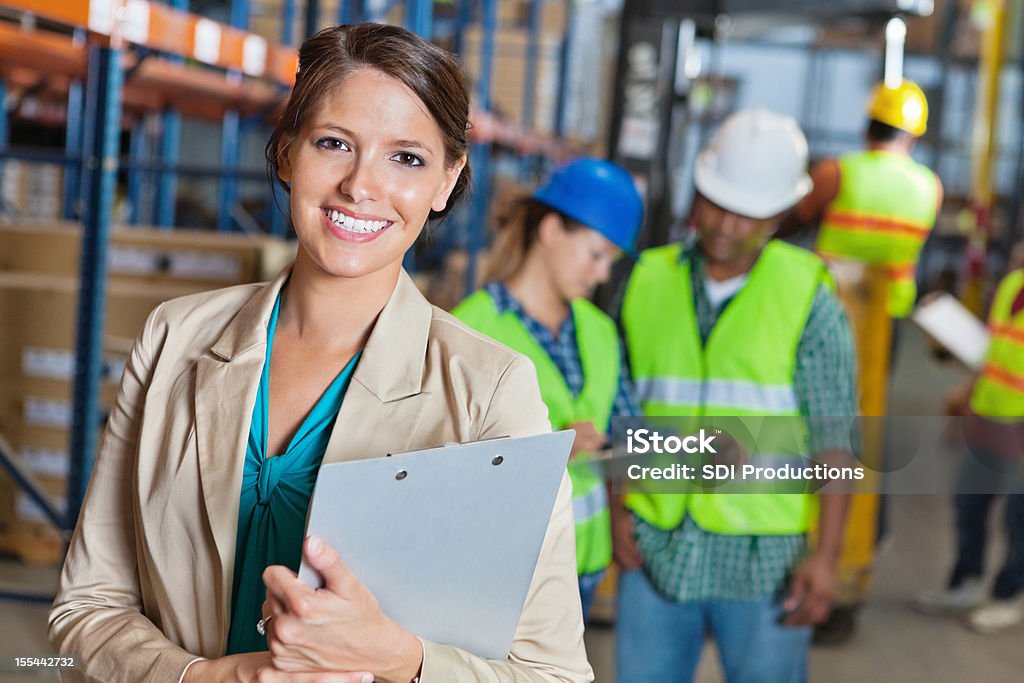 Glückliche manager in Versand und distribution warehouse-Center - Lizenzfrei Lagerhalle Stock-Foto