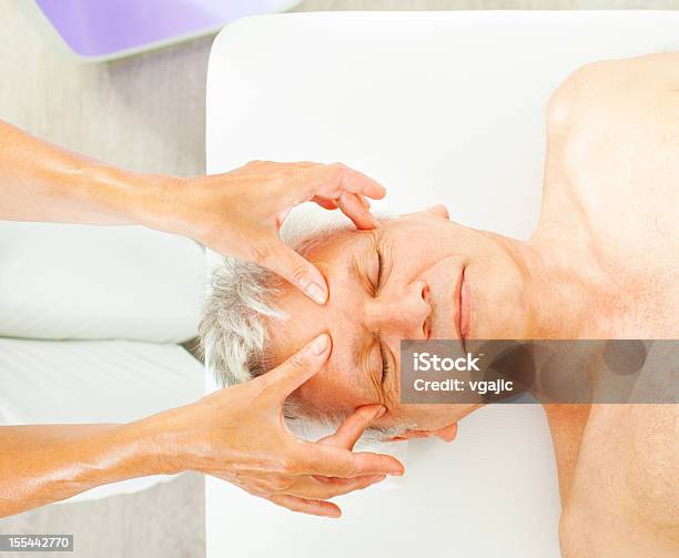 Reifer Mann Genießen Sie Eine Kopfmassage Stockfoto und mehr Bilder von 60-69 Jahre - 60-69 Jahre, Alter Erwachsener, Alternative Behandlungsmethode