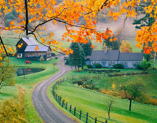 Autumn in Vermont Autumn country side with rolling hills of the Green Mountains, Vermont green mountains appalachians photos stock pictures, royalty-free photos & images