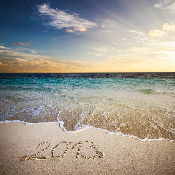 mensagem de ano novo de 2013 na praia - 2013 beach sand new years day imagens e fotografias de stock