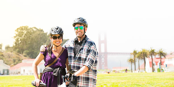 bicyclists perto de golden gate bridge - sanfran2012 imagens e fotografias de stock