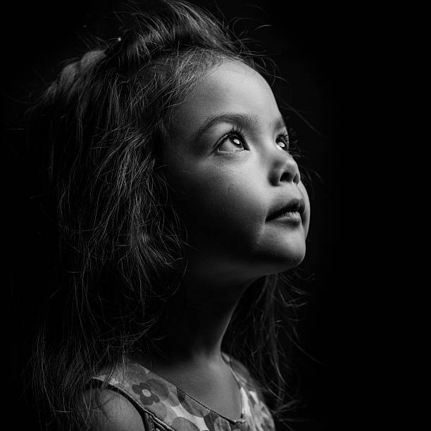 маленькая девочка смотреть вверх - child contemplation thinking little girls стоковые фото и изображения